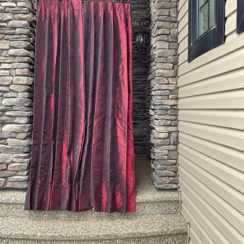 Drapes - Picture 3 of 10